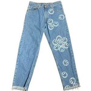 SMILIE FACE LEVIS 550 DISTRESSED HEM JEANS